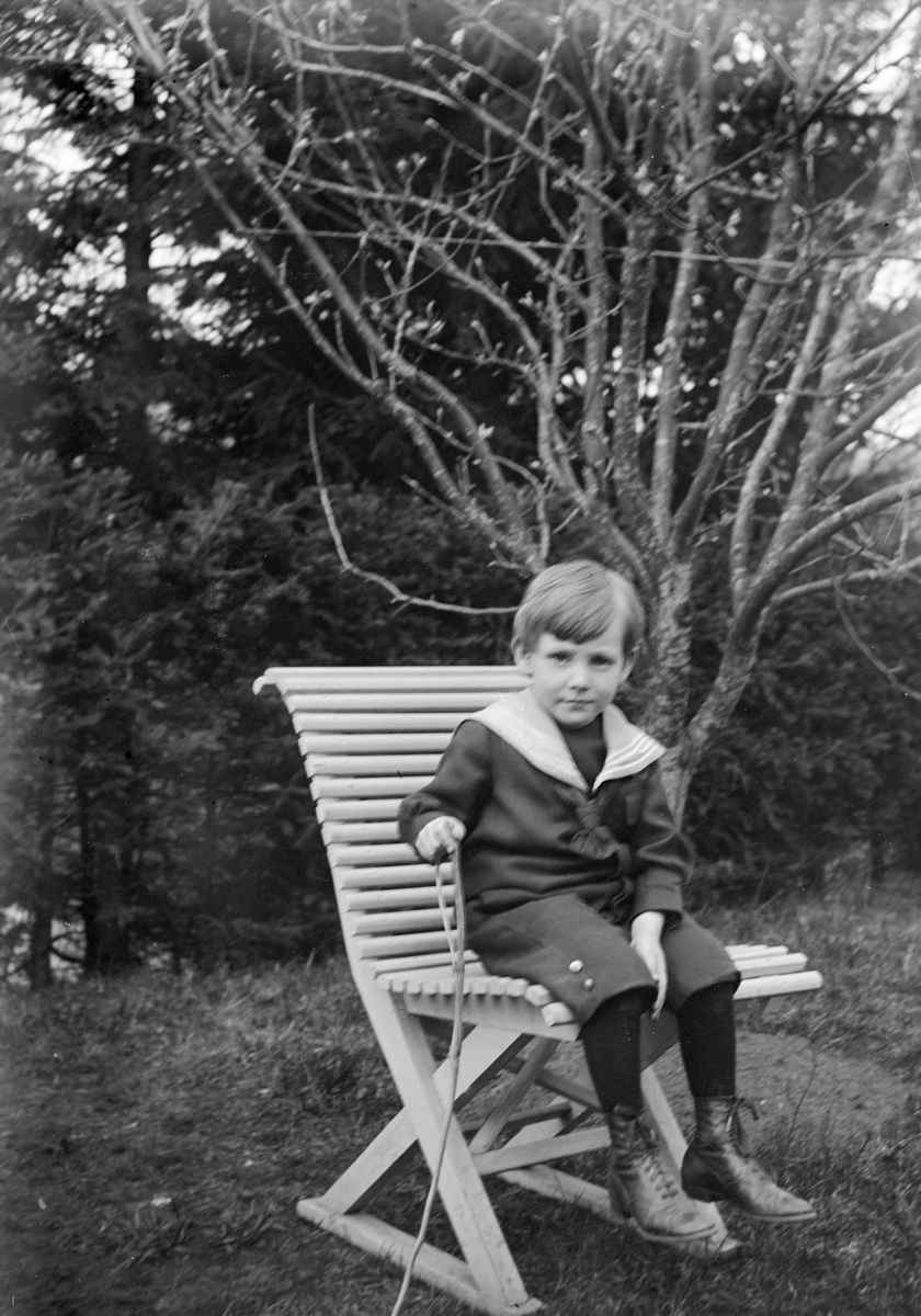 Okänd,, Ingemar Liljefors sitter på stol i trädgård, sannolikt i Sverige