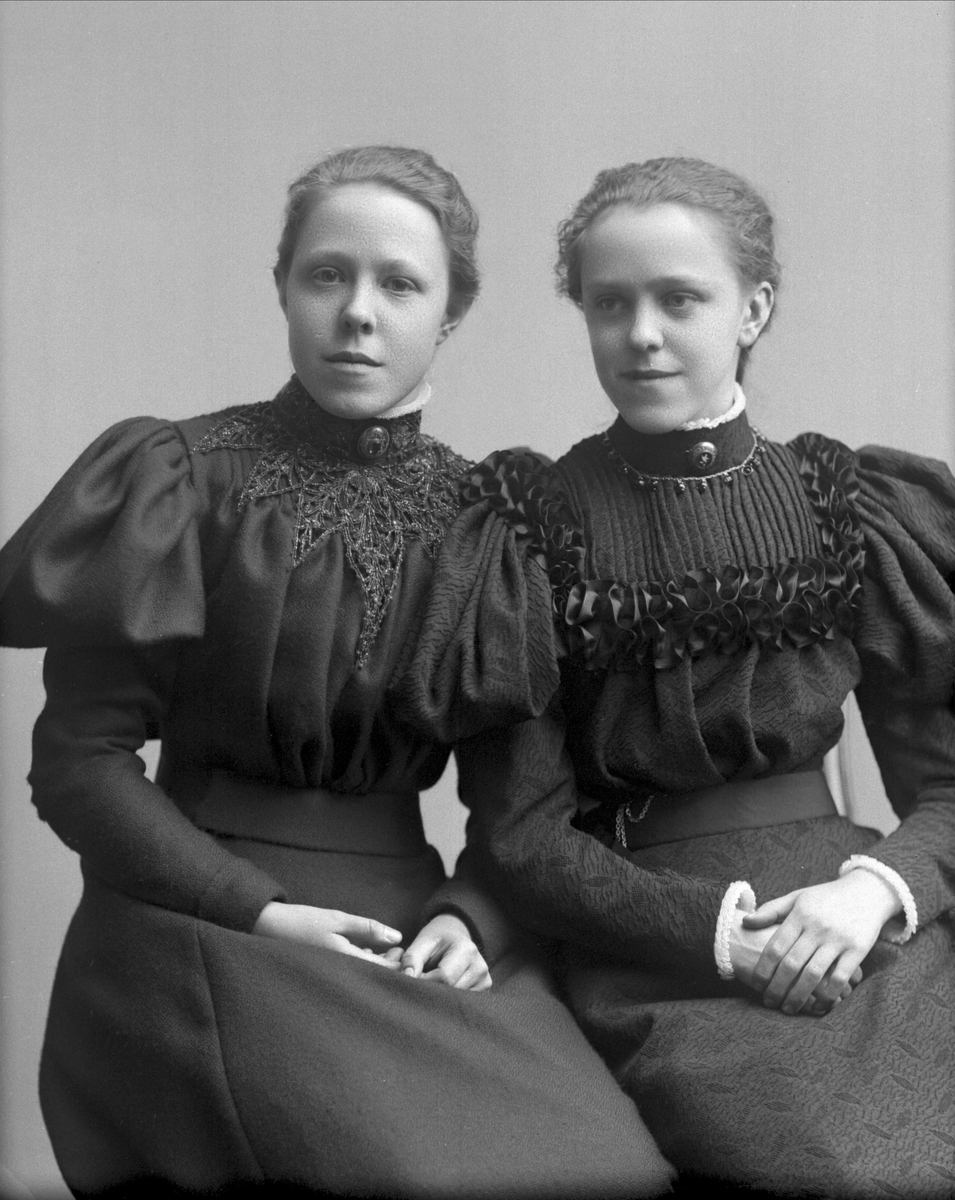 Gustav Borgen, Portrett av søstre, til venstre Agnes von Krogh (1879-1957), til høyre Marie "Ilane" de Fine von Krogh (1881-ca. 1940), Bergen, Hordaland, , døtre av Christen Faye von Krogh og Bernhardine Arnoldine Marie Catrine de Fine von Krogh
