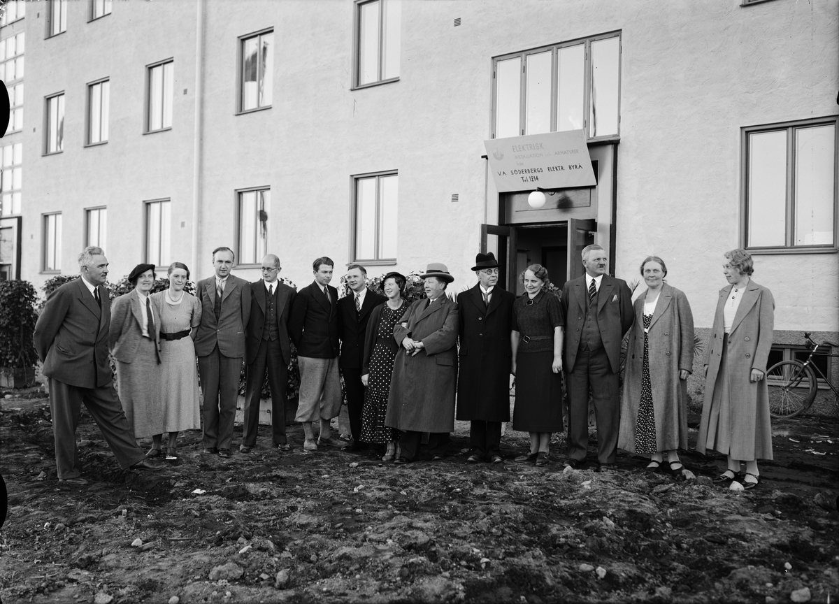 Paul Sandberg, Grupporträtt med Anders Diös och Nils Ålenius, kvarteret Ydal, Höganäs, stadsdelen Kvarngärdet, Uppsala 1936
