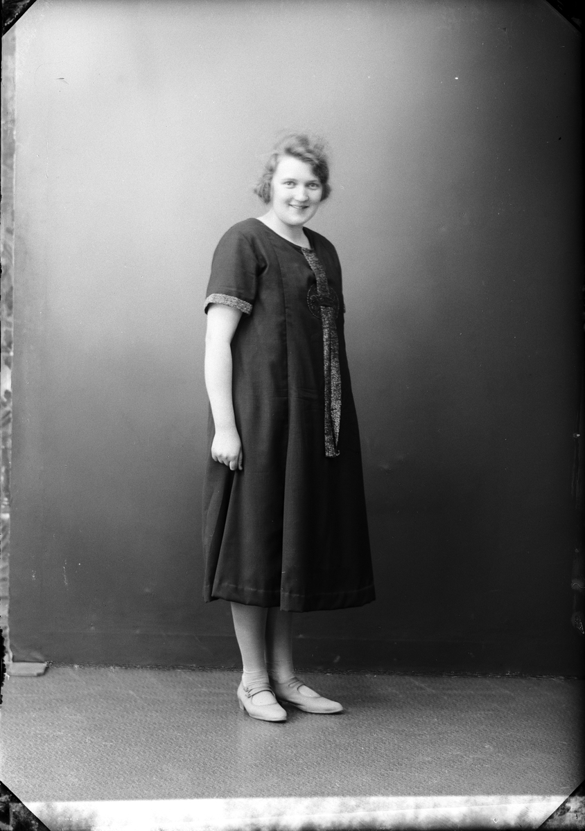 Skötsner-Edhlund, Ateljéporträtt - Maja Andersson från Norrskedika, Börstil socken, Uppland 1926