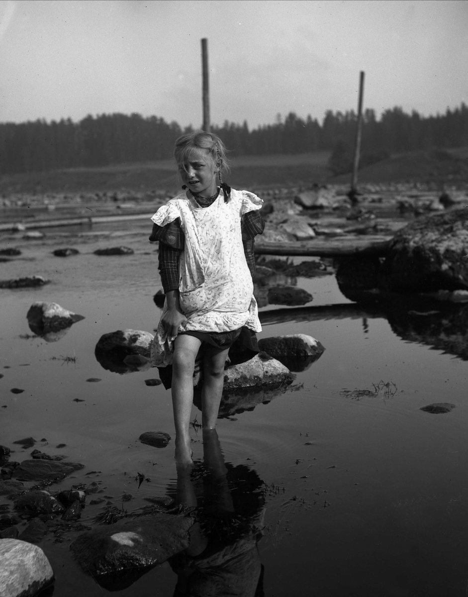 Gustav Borgen, Vadende liten pike, Sarpsborg oktober 1908.