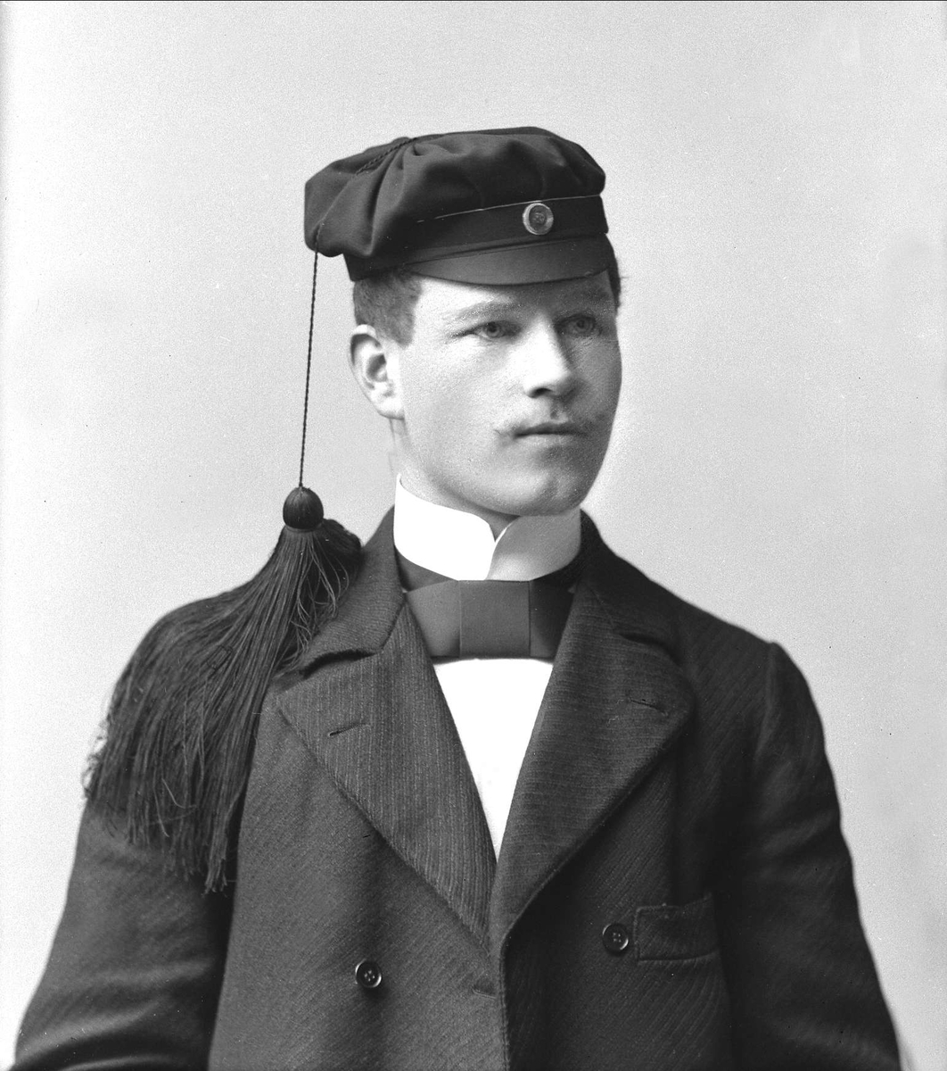 Gustav Borgen, Portrett, mann med studentlue. Stud.jur M Slevdal.