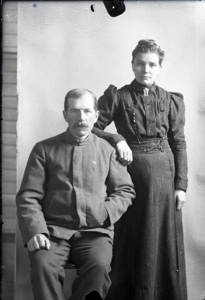 Oscar Holte, Portrett, person, klær,