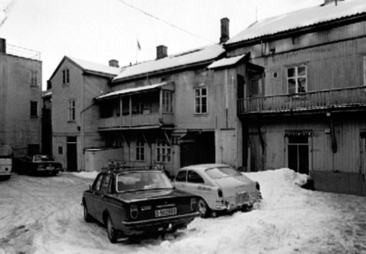 Anno Domkirkeodden, EKSTERIØR UKJENT BAKGÅRD, 4 BILER, VINTER