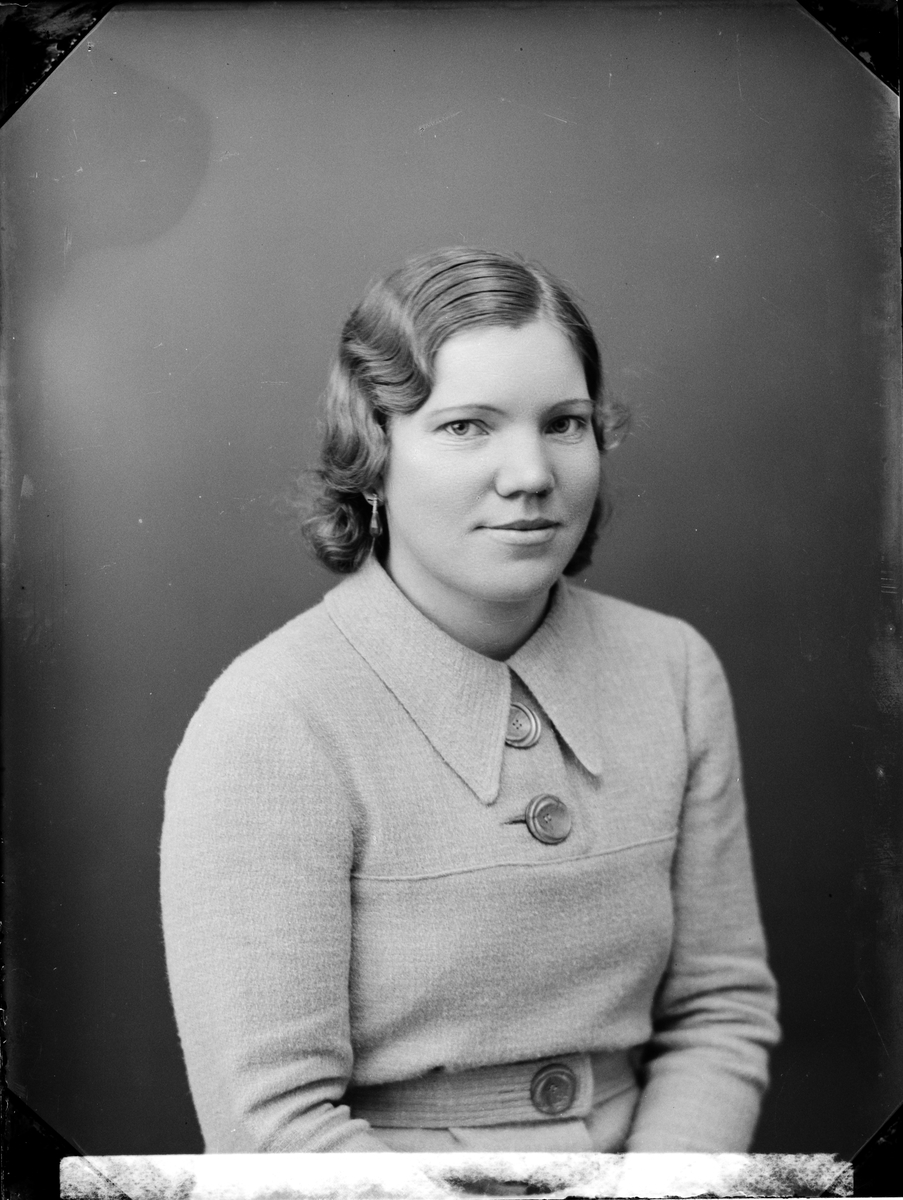 Skötsner-Edhlund, Ateljéporträtt - Maj Andersson, Östhammar, Uppland