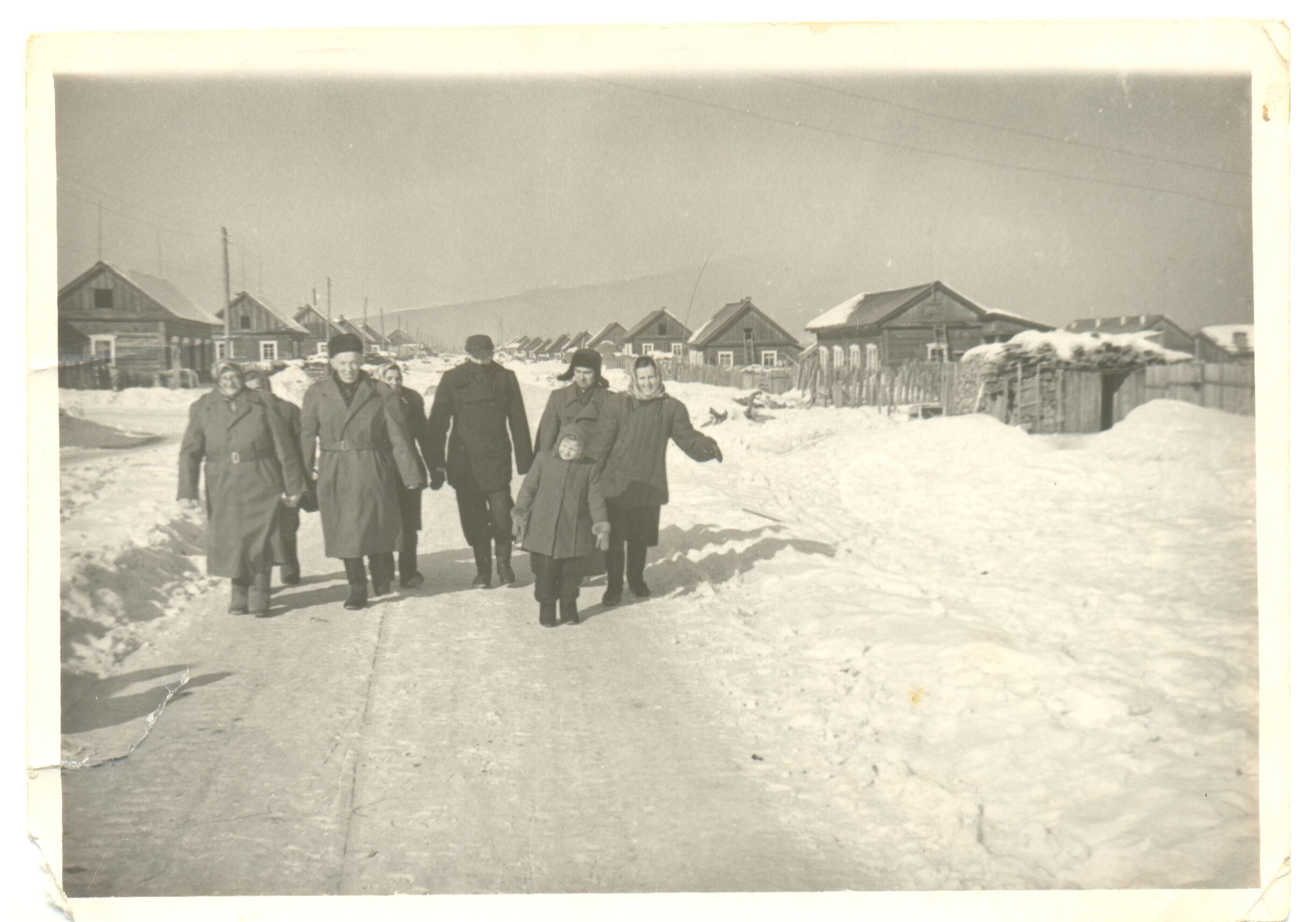 Nežinomas fotografas, Išlydint tėvus į namus. Irkutsko sritis, Rusija.1959 m.