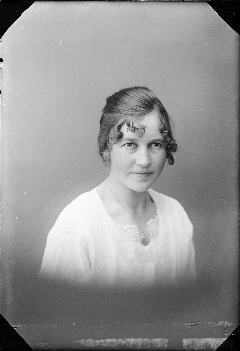 Skötsner-Edhlund, Ateljéporträtt - Inez Karlsson från Sundsäng, Älvsnäs, Börstil socken Uppland 1923