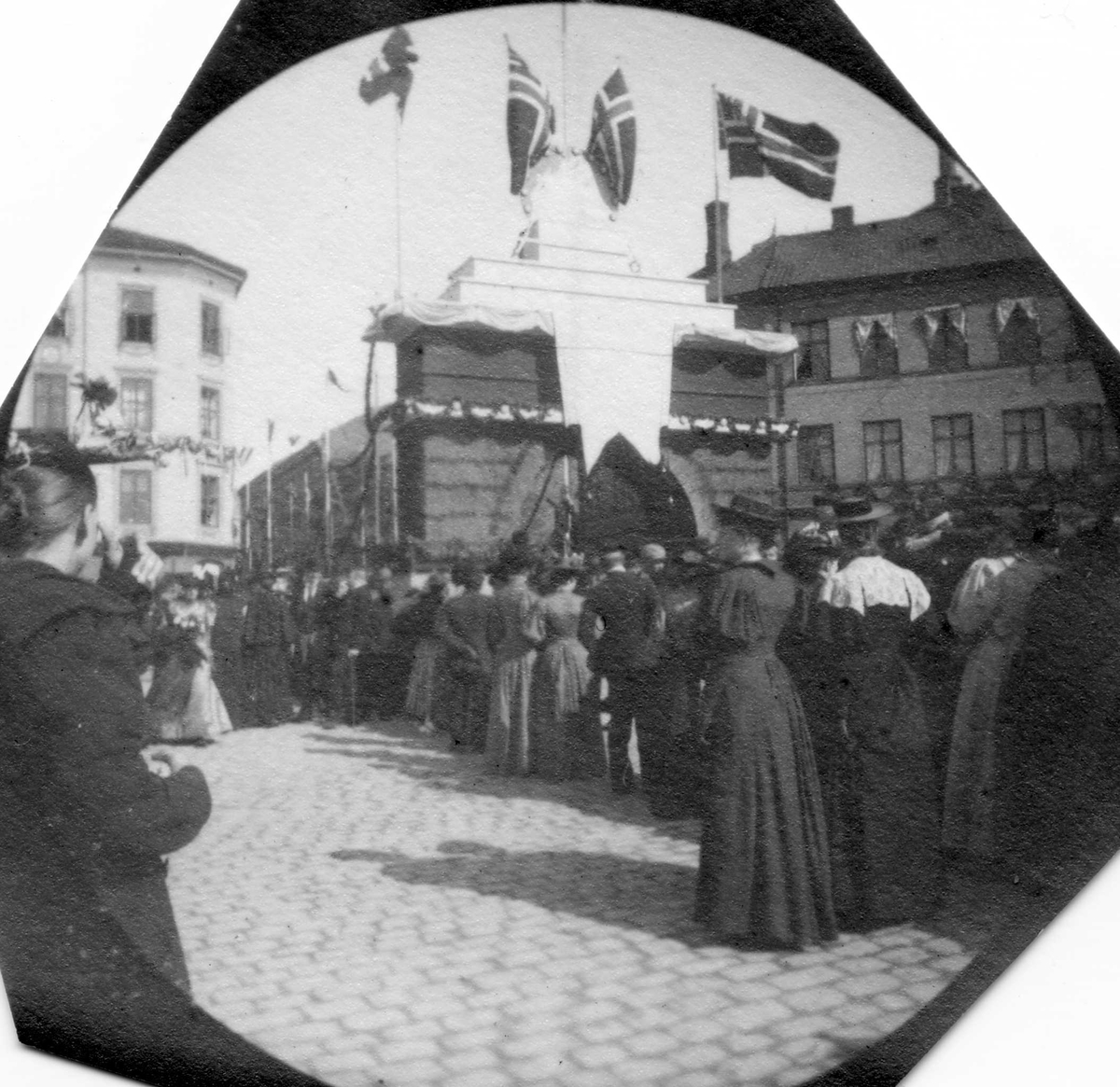 Fredrik Carl Mülertz Størmer, Fra Nansens hjemkomst i 1889, Oslo. Pyntet bygate, triumfbue, flagg og mennesker.