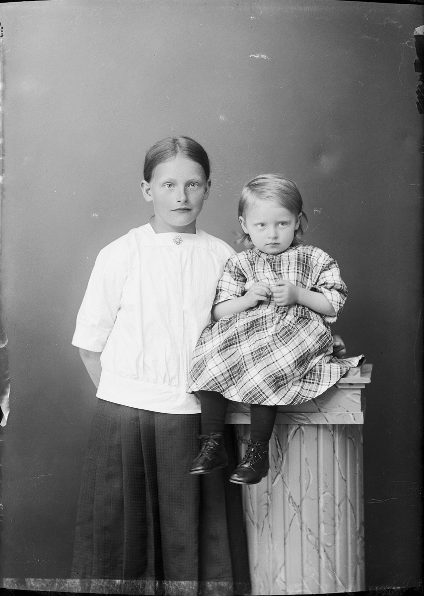 Skötsner-Edhlund, Portrait of Ateljé - Children of Gustaf Karlsson from Johannisfors, parish of Forsmark, Uppland 1922