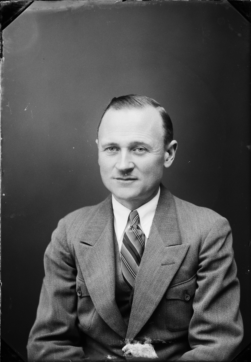 Skötsner-Edhlund, Ateljéporträtt - länsskogvaktaren Karlsson från Östhammar, Uppland