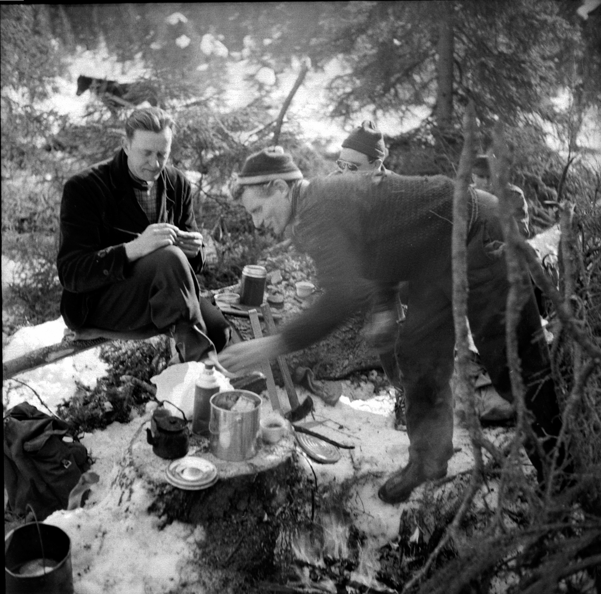 Anno Domkirkeodden, 3 tømmerhoggere med matpause ved nying, kaffekjele, spann, termos, Berger Langmoen A/S, Brumunddal.