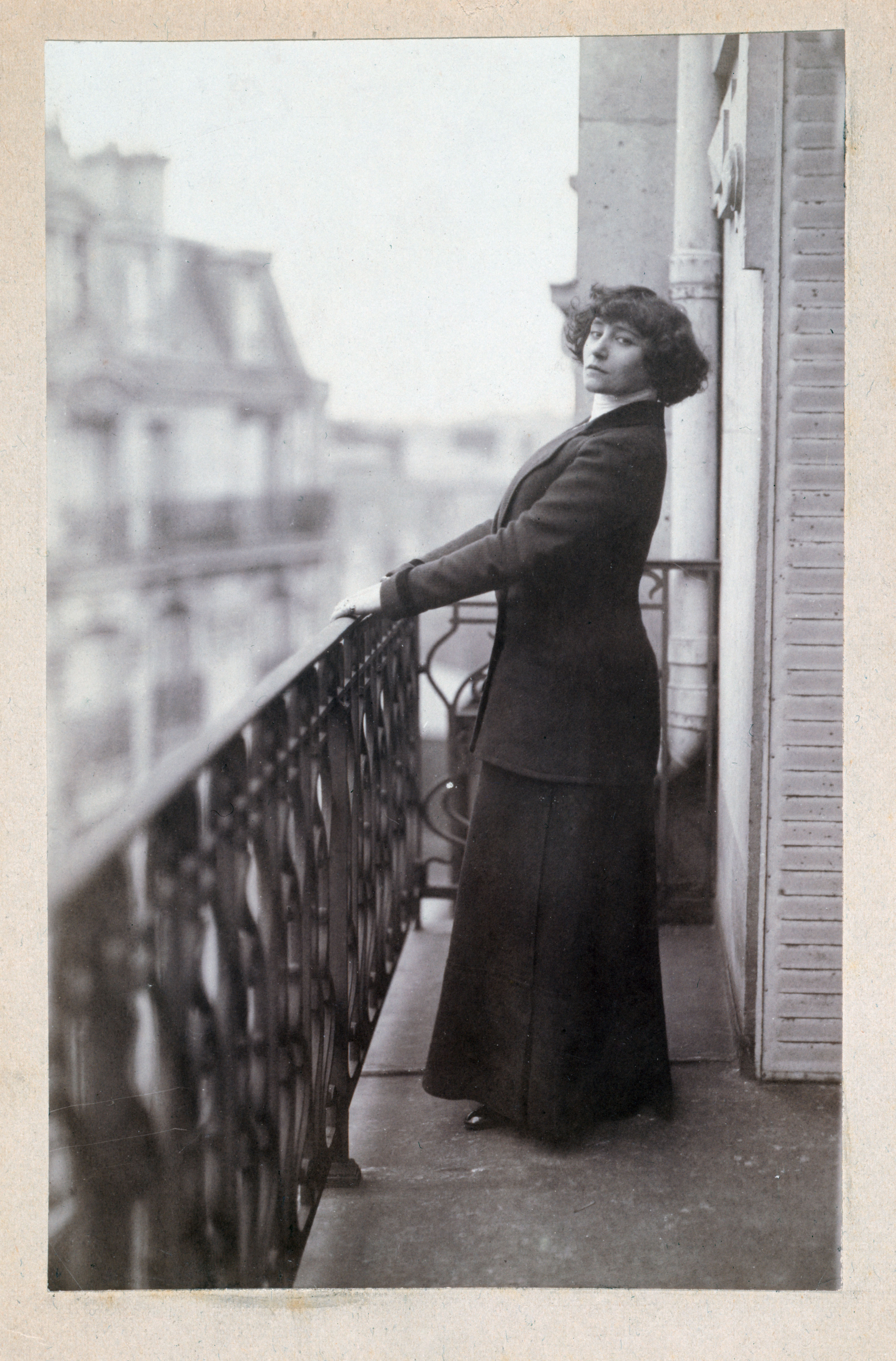 Anonyme, Colette à son balcon.