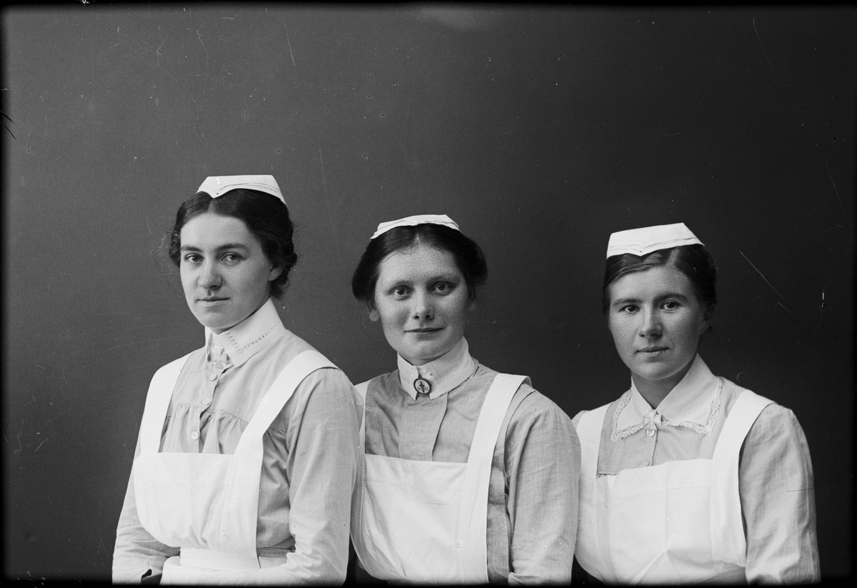Skötsner-Edhlund, Tre kvinnor i sjukvårdsuniform, Östhammar, Uppland