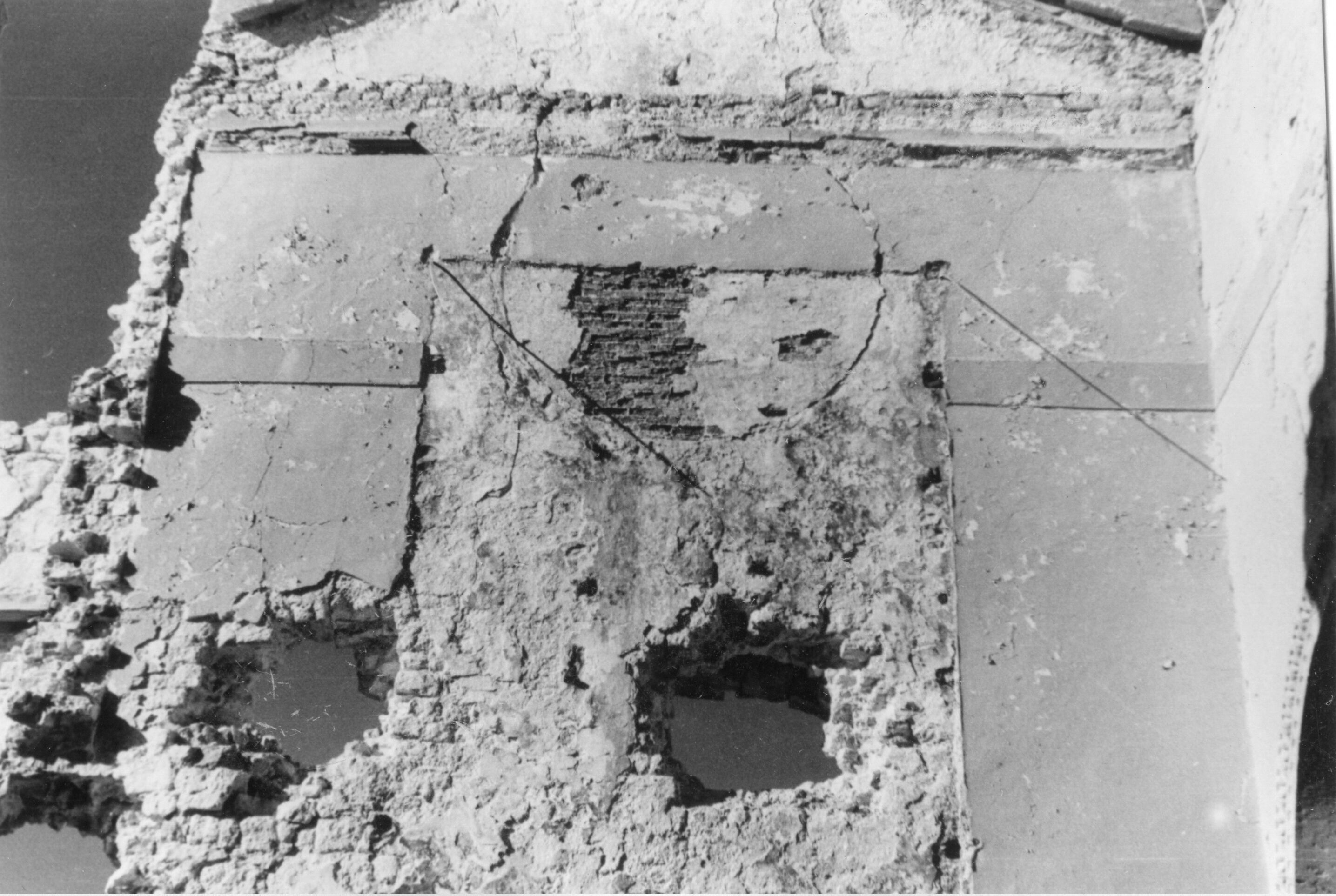 Branko Fučić, Osor, (otok Cres), crkva sv. Marije, katedrala, detalj unutrašnjosti: gornji dio glavnog pročelja; rana renesansa; oštećeno od bombardiranja 1943. godine