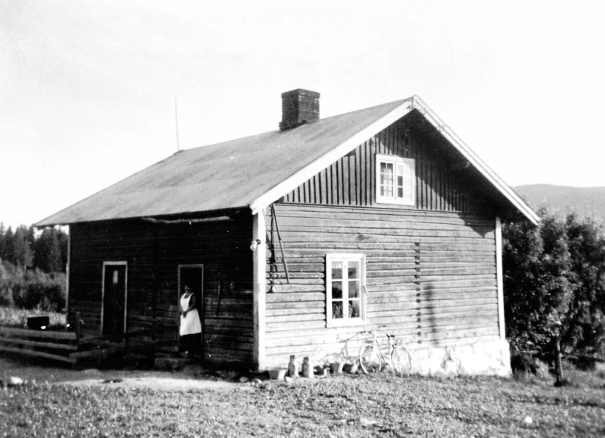 Anno Domkirkeodden, Eksteriør, bolig, husmannsstue, dame i døra, sykkel, melkespann, bøtte, tønne, ukjent sted, Brumunddal.