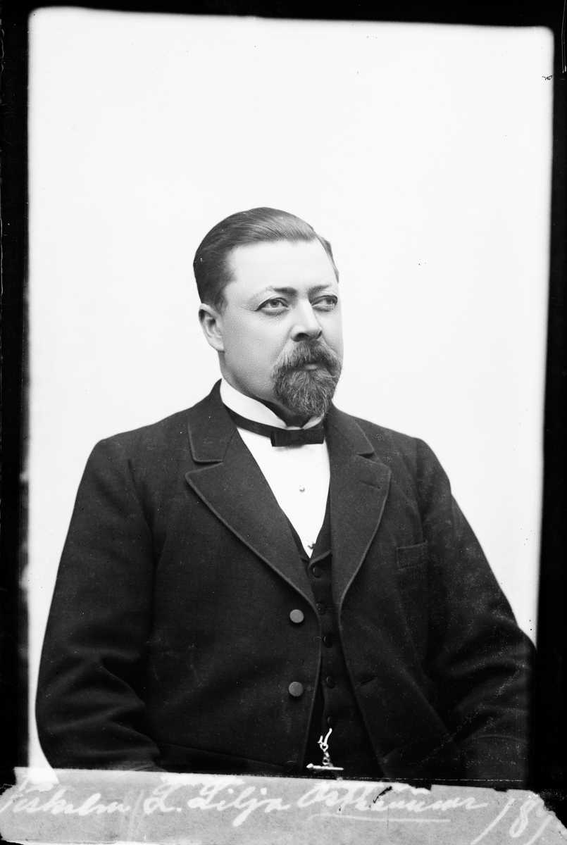 Skötsner-Edhlund, Ateljéporträtt - fiskal Lambert Lilja, Östhammar, Uppland 1890-tal
