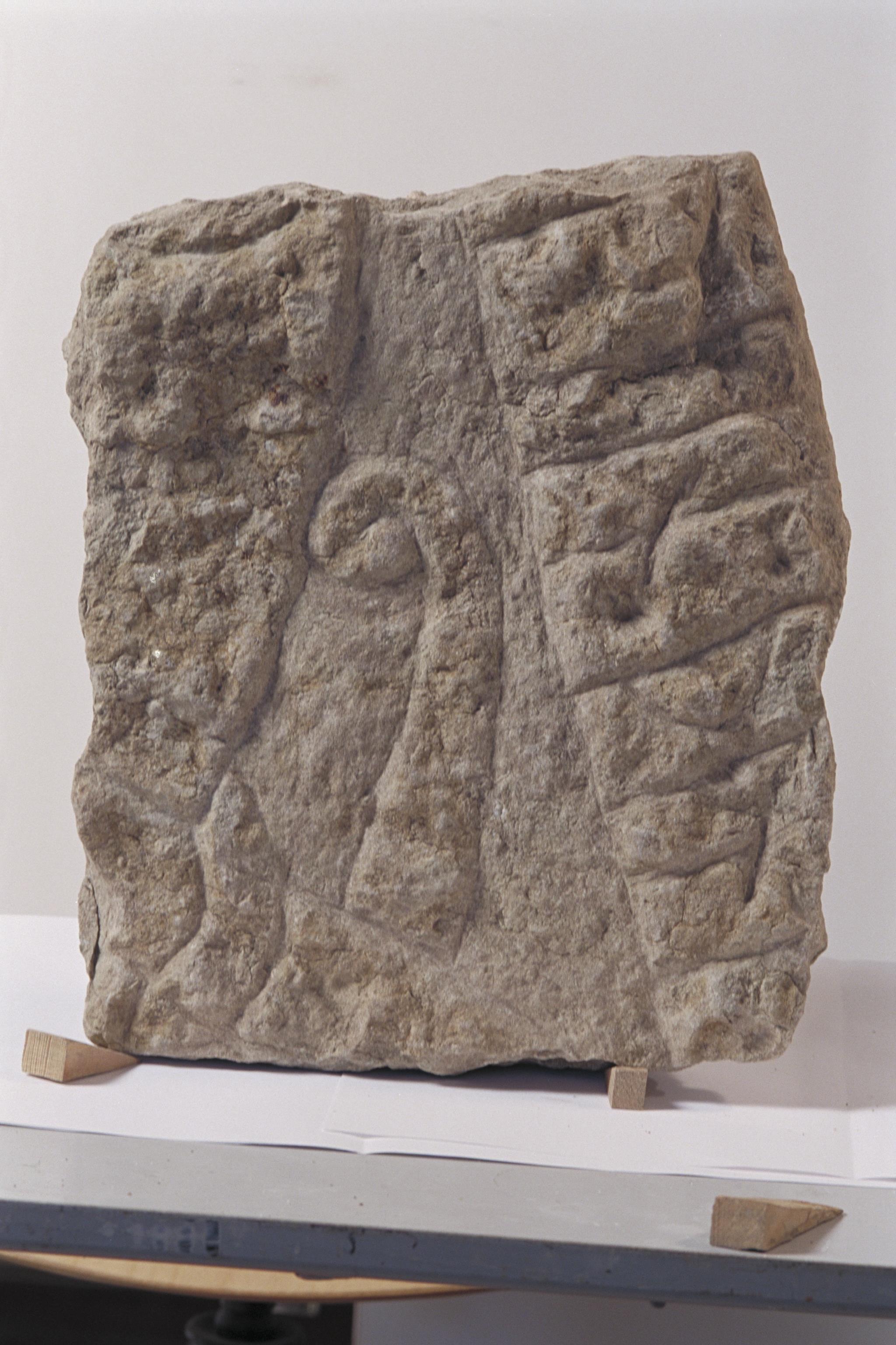 Bengt A Lundberg, ÖgNf2000 Klosterstad fragment med runor