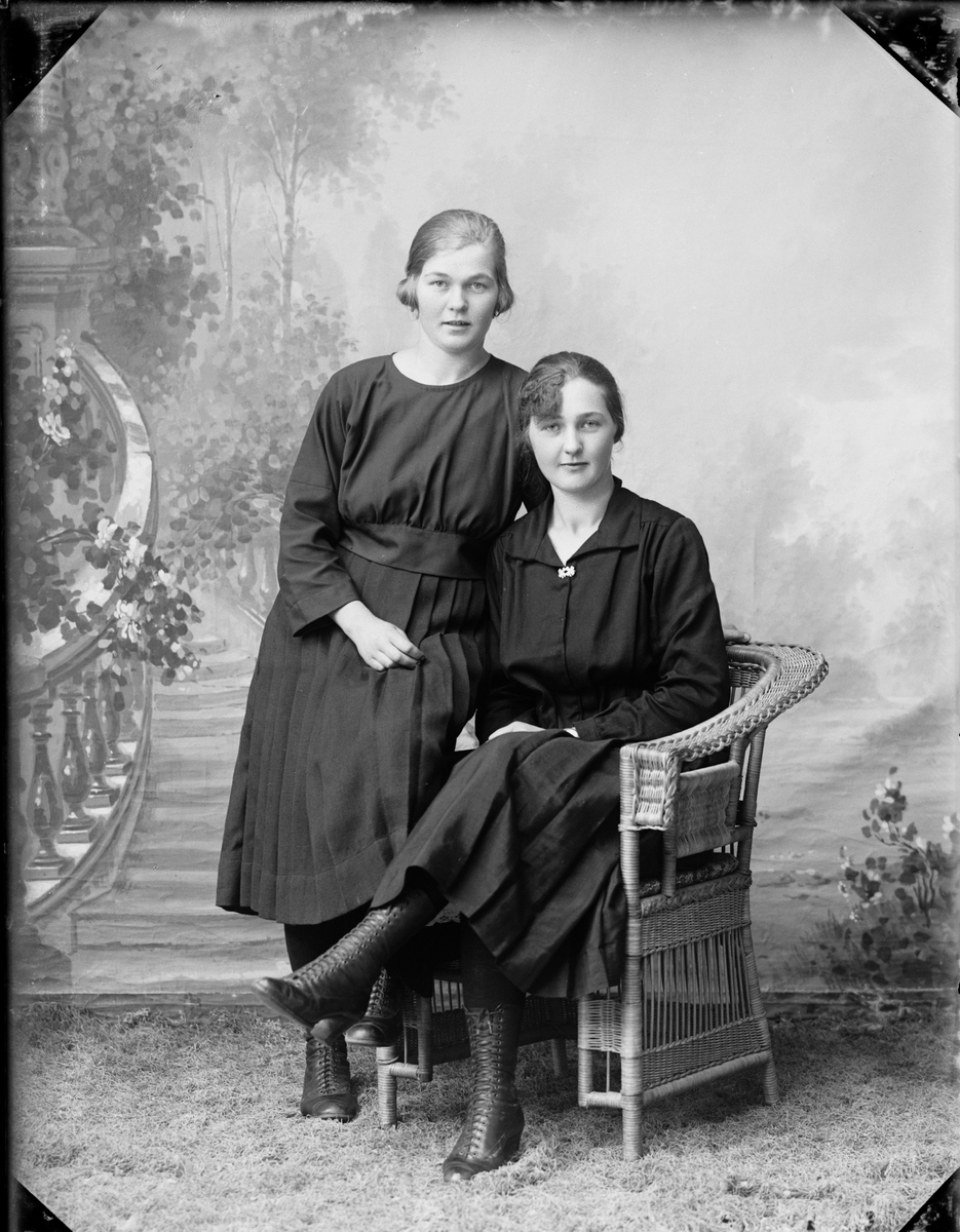Skötsner-Edhlund, Two Young Women, Östhammar, Uppland 1925