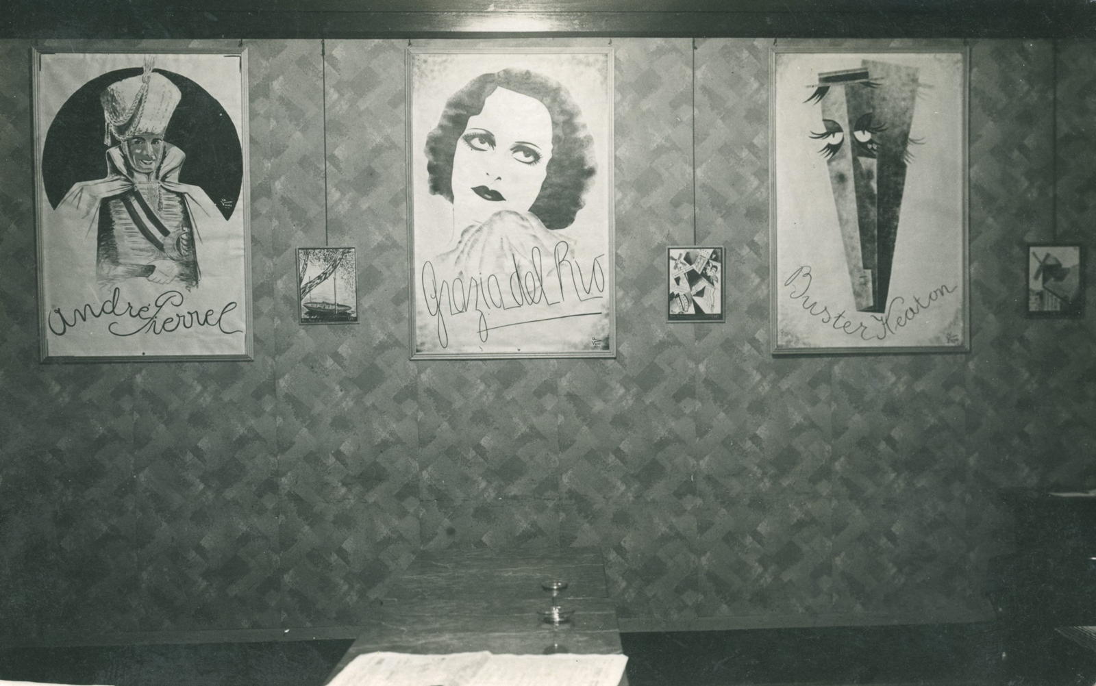 Desconegut, [Exhibition of posters by Antoni Varés]