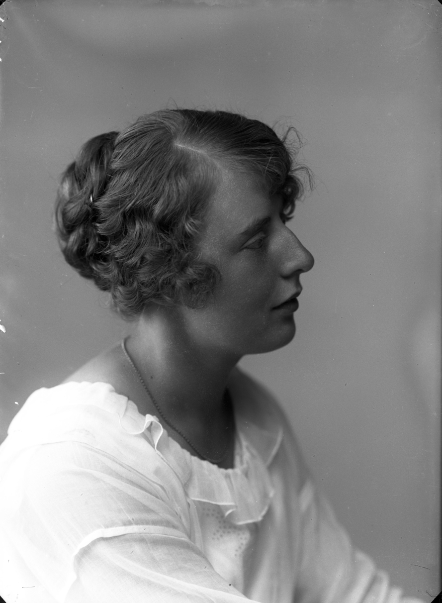 Calla Helena Sundbeck, Unknown woman, possibly Karin Rythén.