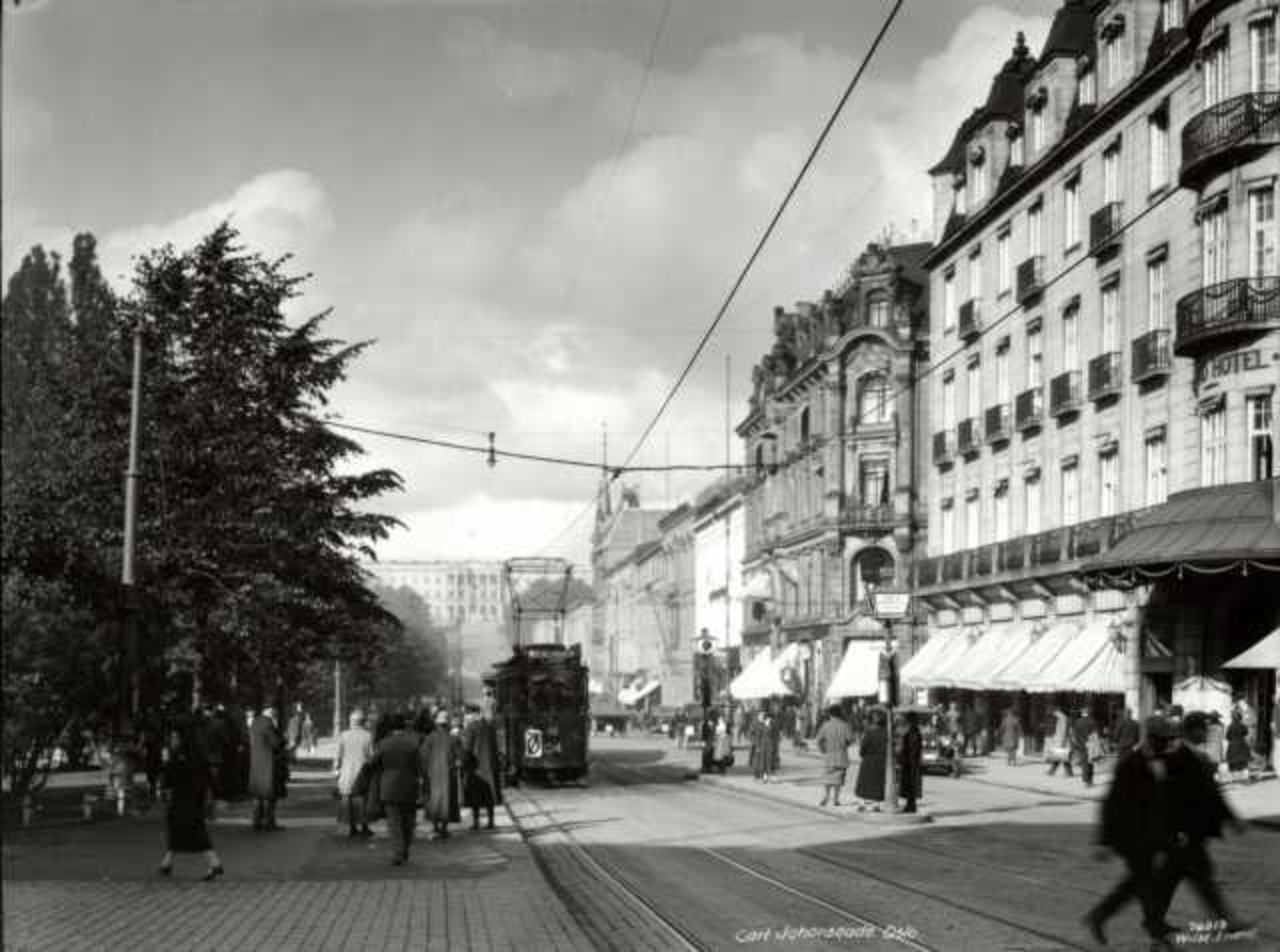 Anders Beer Wilse, Karl Johans gate, Oslo. Gata med folkeliv og trikk sett mot slottet.