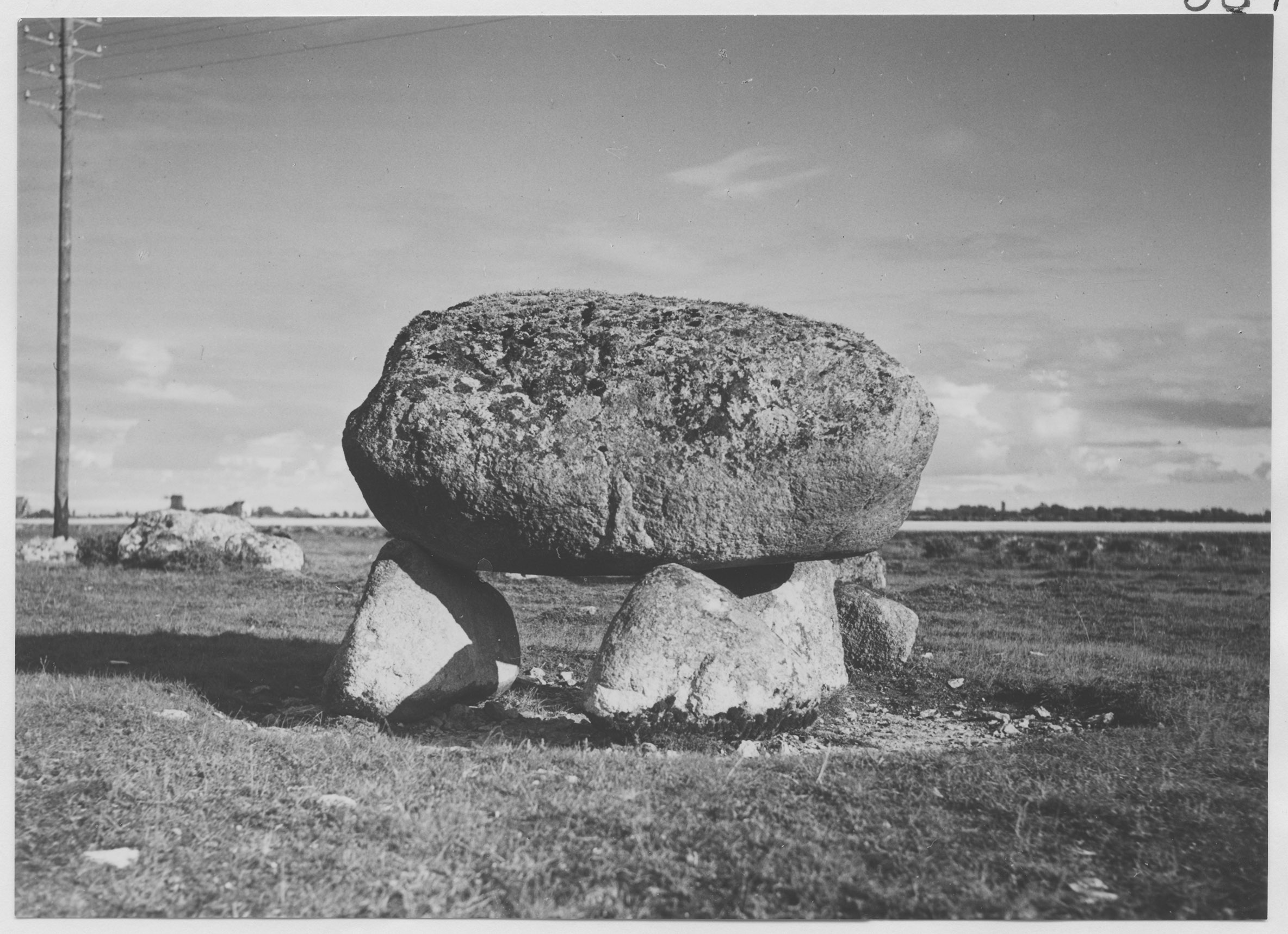 Mårten Sjöbeck, Vi alvar, gravfält