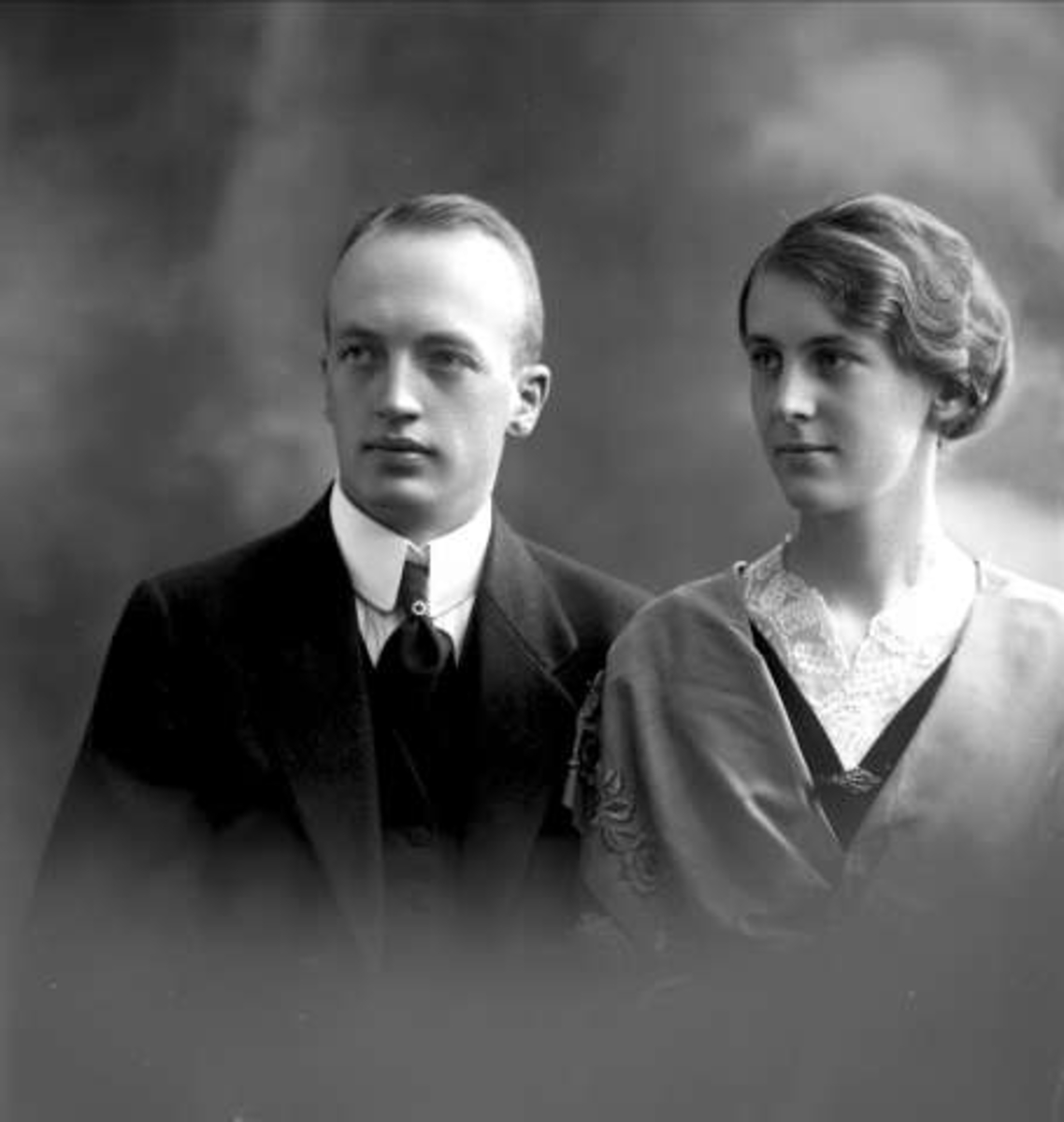 Gustav Borgen, Gruppeportrett, ektepar. Ragnar Corneliussen og hustru(?).