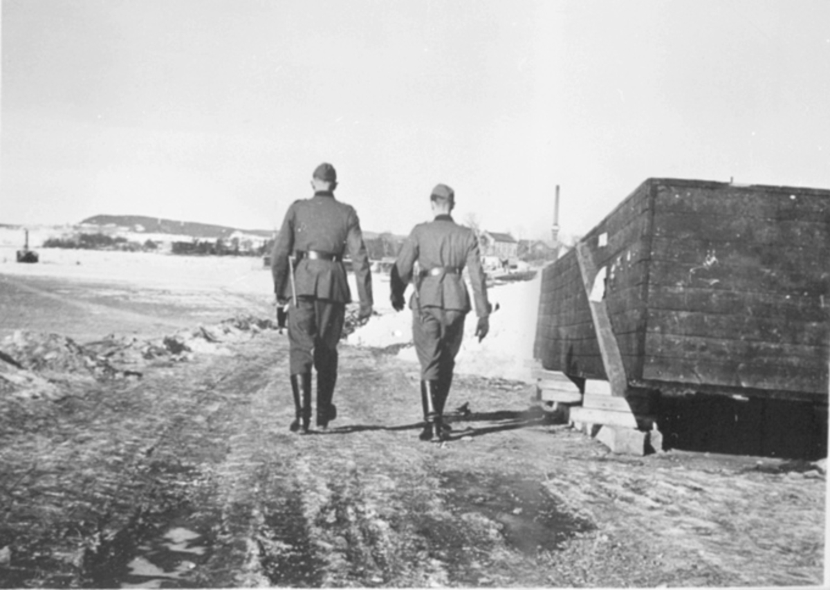 Anno Domkirkeodden, 2 TYSKE SOLDATER, UNIFORM, JERNBANEBRYGGA, VINTER, HAMARBUKTA, KRIGEN. Se Jubileumsbok for Hamar 1989.