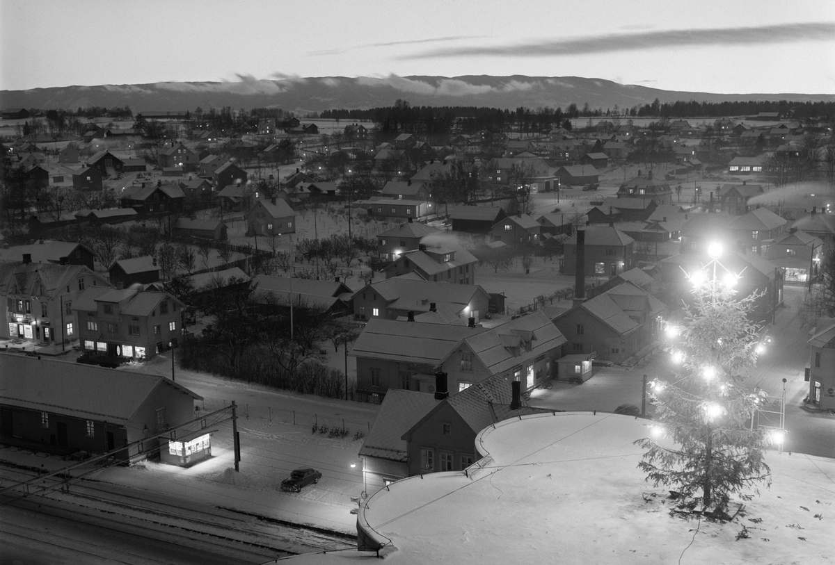 Anno Domkirkeodden, JULETRE PYNTET MED LYS, JULEGRAN SILOTAKET, NATT
