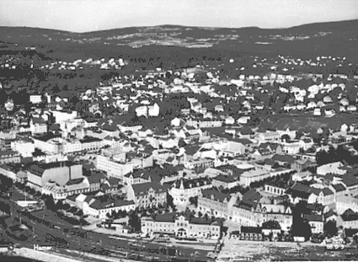Anno Domkirkeodden, FLYFOTO HAMAR JERNBANESTASJON MOT MÆHLUMSLØKKA, HAMAR BY MED FURNES OG VANGSÅSEN