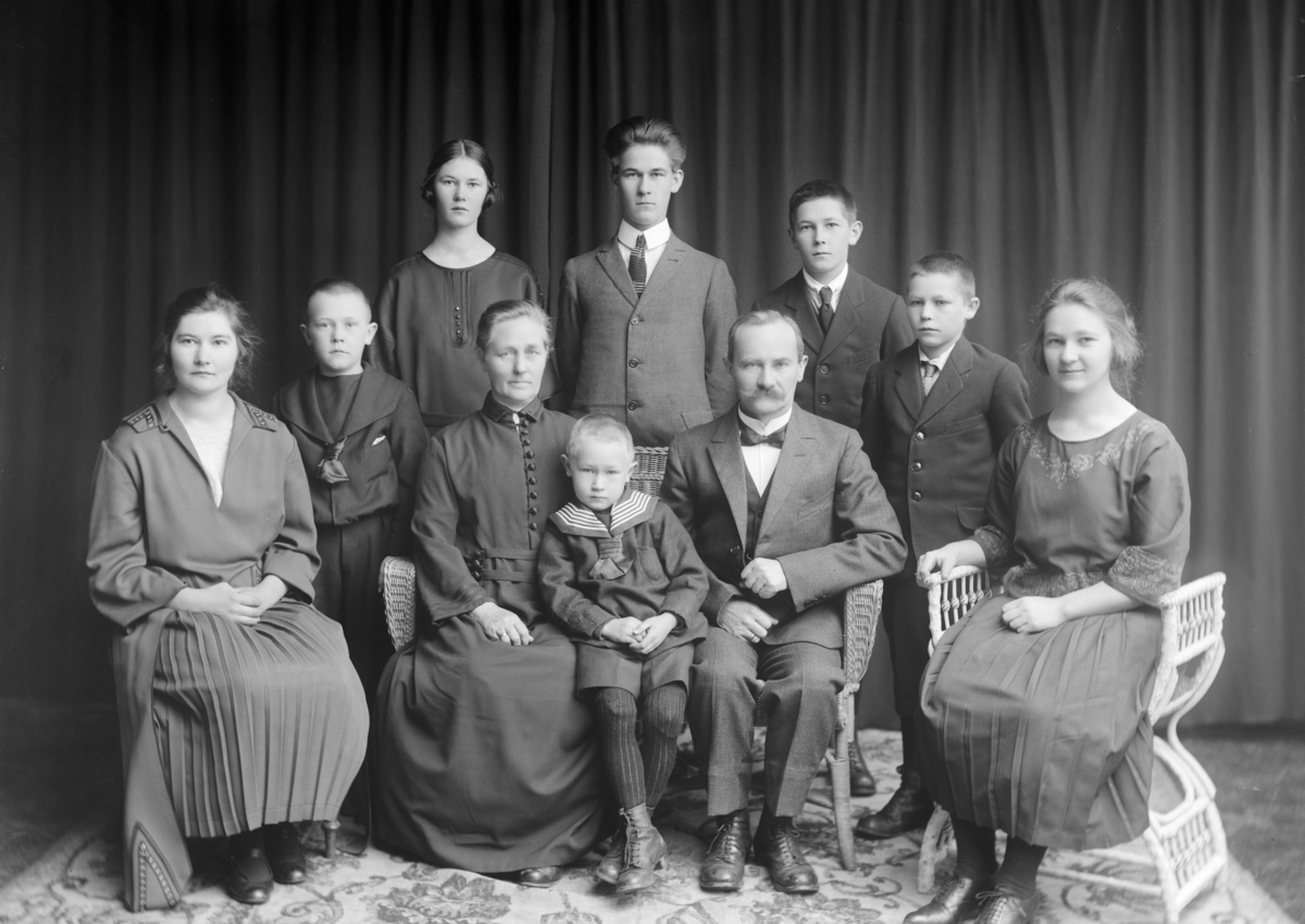 Christian Grundseth, NORDSVEEN, STANGE, GR: 10 FAMILIE, 28824. Kjøpmann Ole Nordsveens familie. Stående bak: Oddvar f. 1913, Ingrid 1906, Reidar 1904, Kristoffer 1908, Johan 1911 Sittende:Ragnhild 1901, Lina 1874, Gunnar 1917, Ole 1970, Alfhild 1902