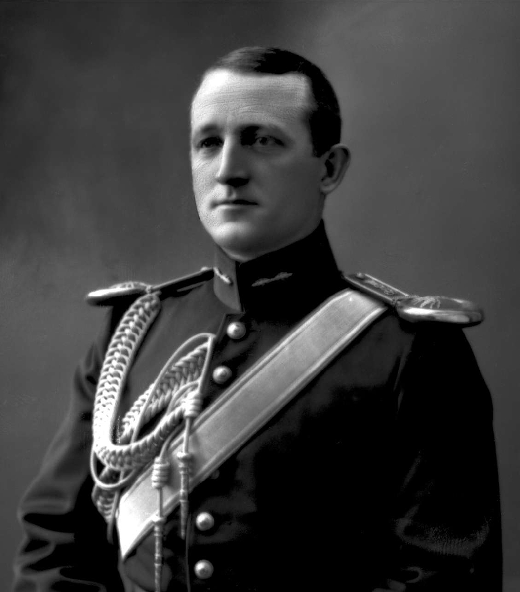 Gustav Borgen, Portrett, Johan Tidemann Sverre, (1867-) i uniform som kaptein ved artilleriet som reglementert fra 1894 til 1910.