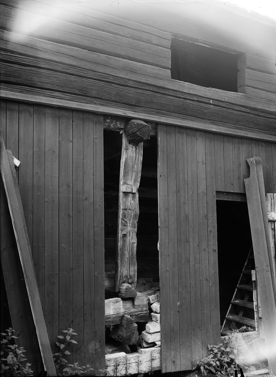 Paul Sandberg, Support plank during the loft, economy building, Fäcklinge, Tierps parish, Uppland 1934