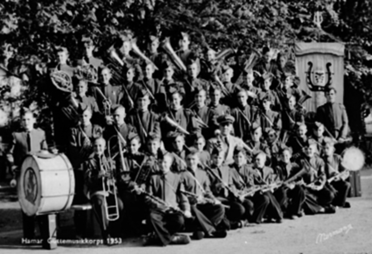 Anno Domkirkeodden, GRUPPE 46, GUTTER, HAMAR GUTTEMUSIKKORPS MED DIRIGENT, FANE