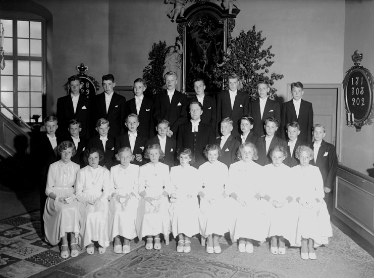 Samuel Lindskog, Konfirmander, 9 flickor, 18 pojkar och pastor Hilding Hasselmyr. Interiör av Tysslinge kyrka.