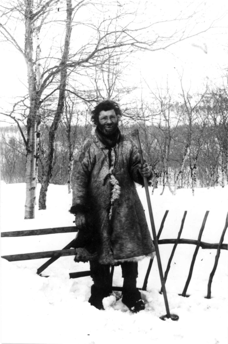 Ellisif Rannveig Wessel, Skoltesame med dork og stav om vinteren. Sør-Varanger, Finnmark, før 1900.