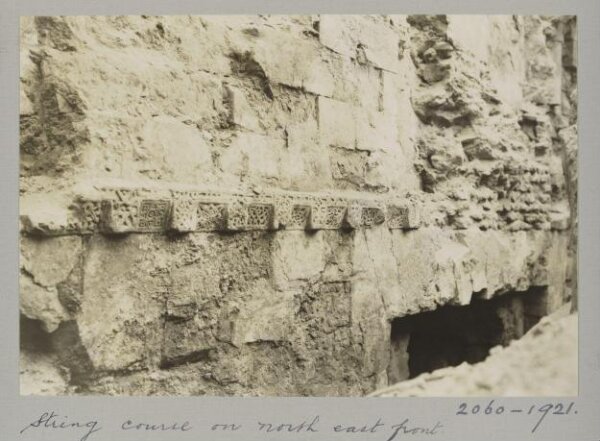 K.A.C. Creswell, Dog-teeth decotation at the northeast side of the mosque of Fatimid wazir Amir al-Salih Tala'i‘, Cairo