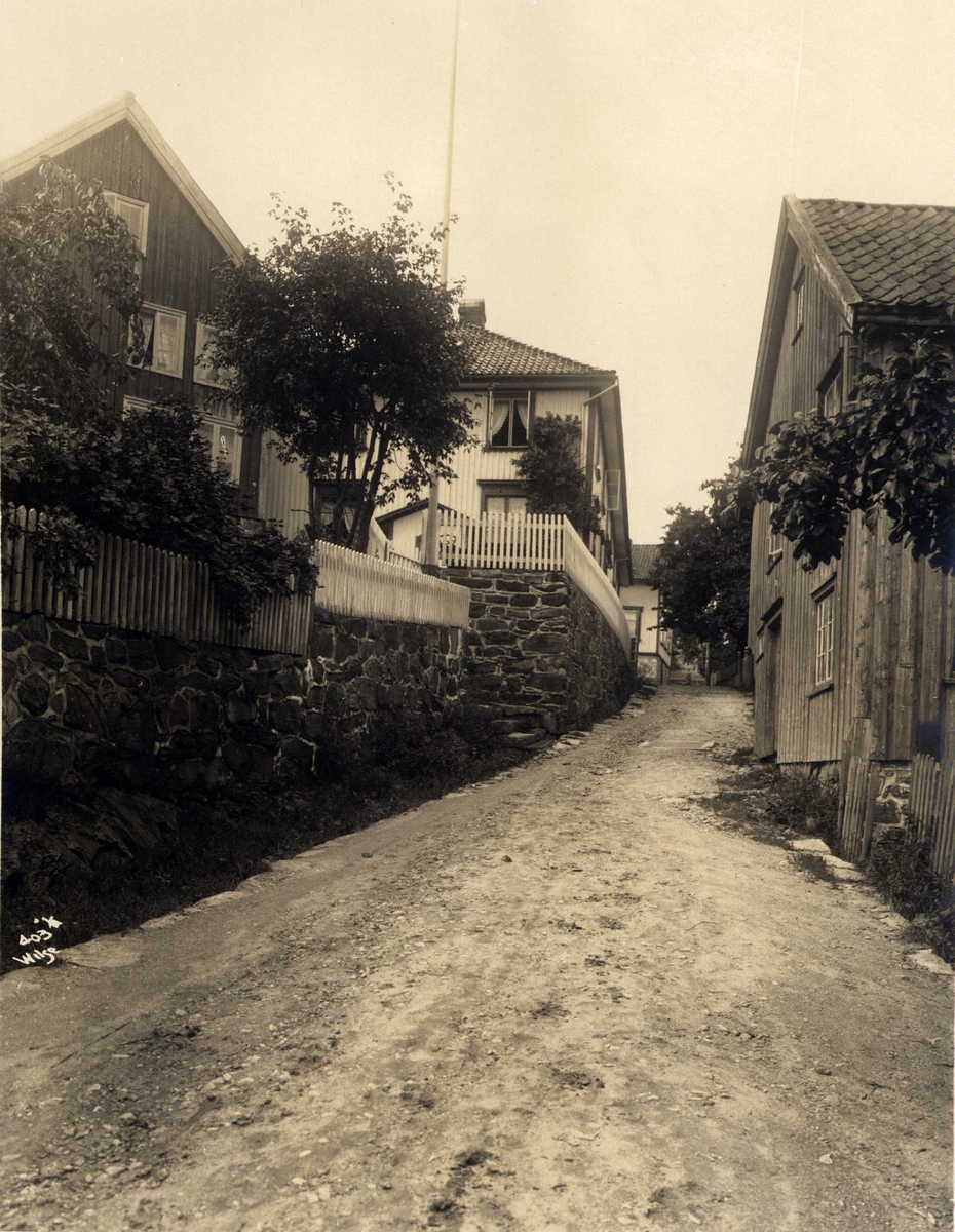 Anders Beer Wilse, Gateparti med trehusbebyggelse, Måneveien i Tvedestrand, Aust-Agder.