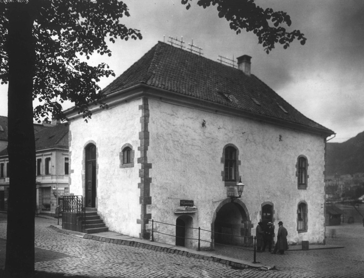 Anders Beer Wilse, Bergen L og M, Muren