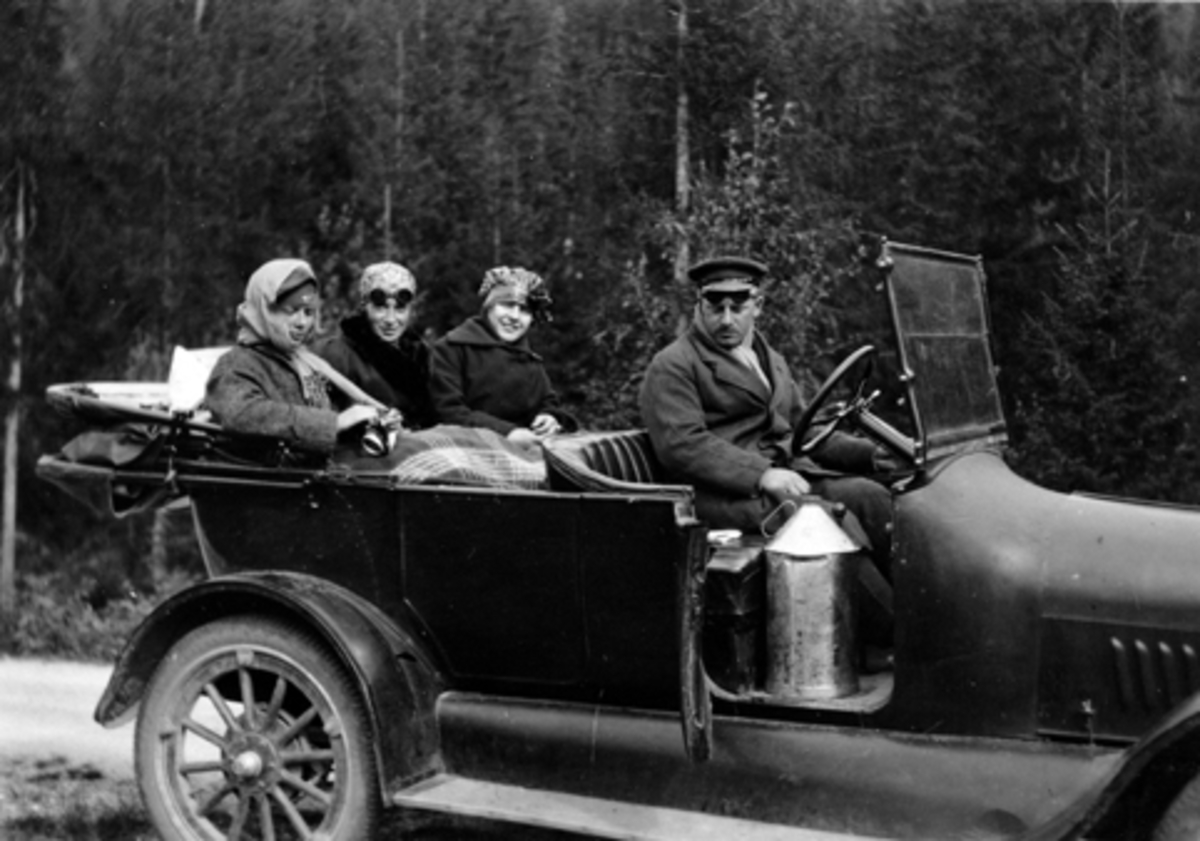 Anno Domkirkeodden, T-FORD. BILEN TIL MORITZ HANSEN. F. V. MAJA JACOBSEN, BERTHE AKRE-HANSEN, MAJA JACOBSEN, OG VED RATTET EUGEN JACOBSEN. BENSINKANNE, KJØREBRILLER, ULLPLEDD.
