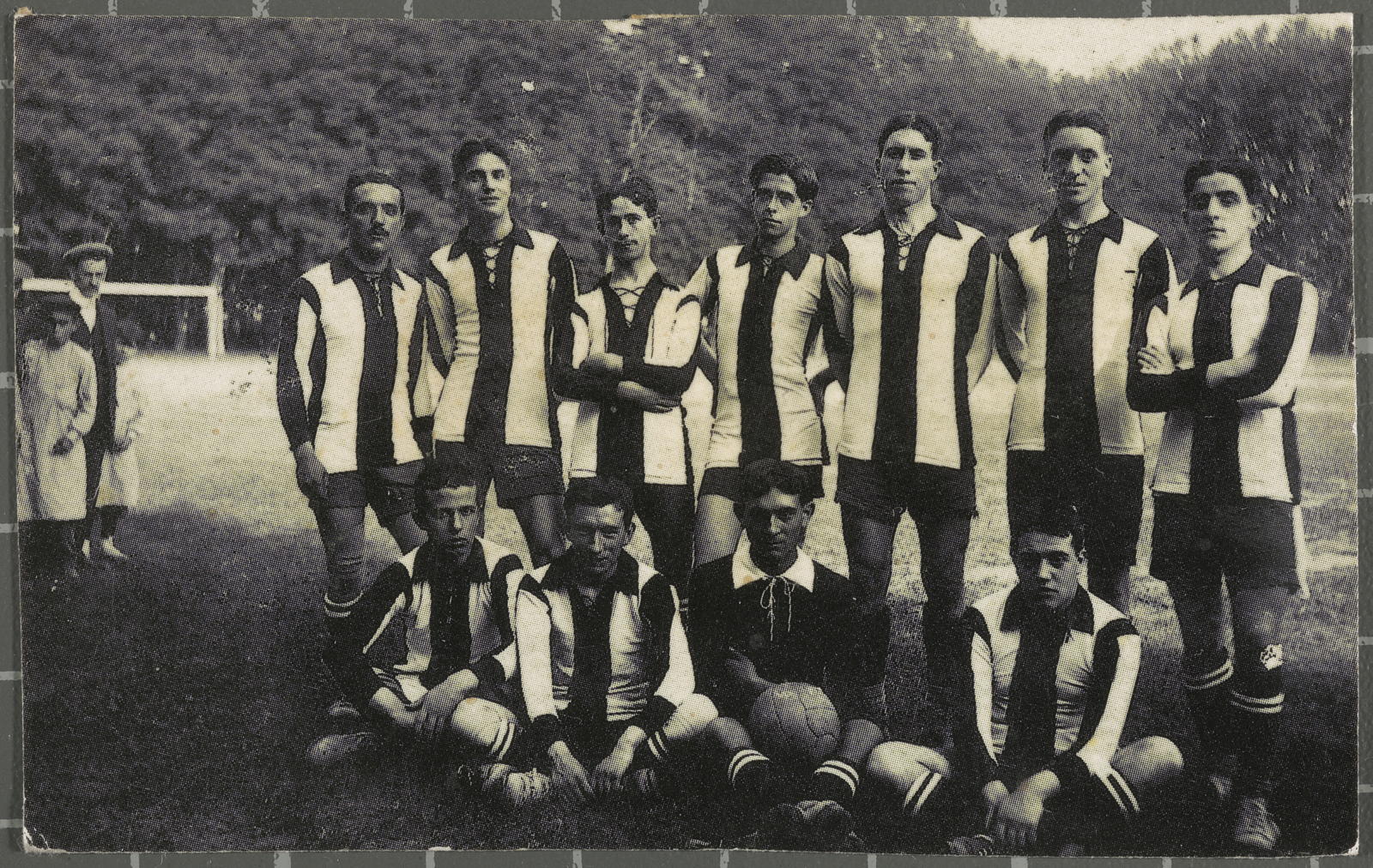 Desconegut, [Retrat de l'equip de futbol d'una selecció de Girona]