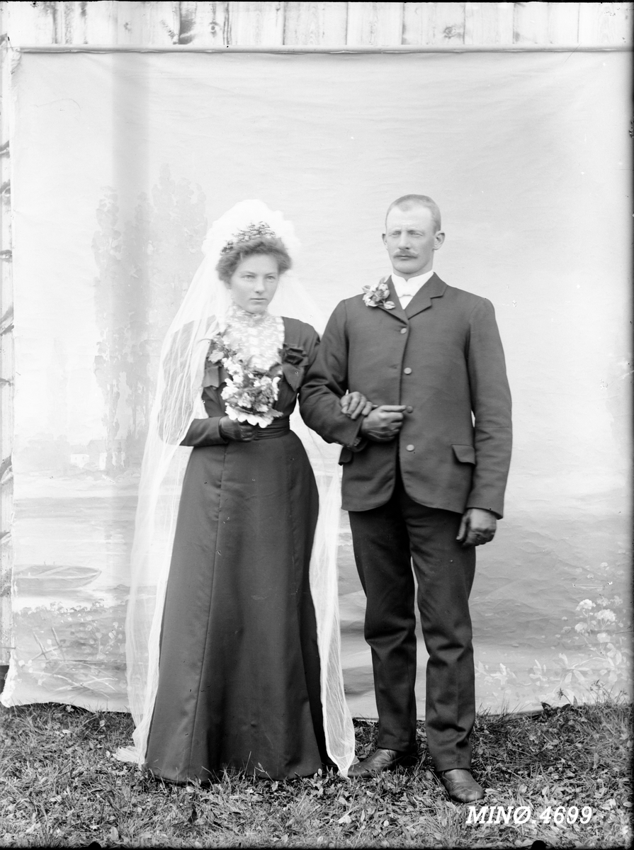 Peder J. Bredalslien, Brudebilde, brudepar, brudekjole,