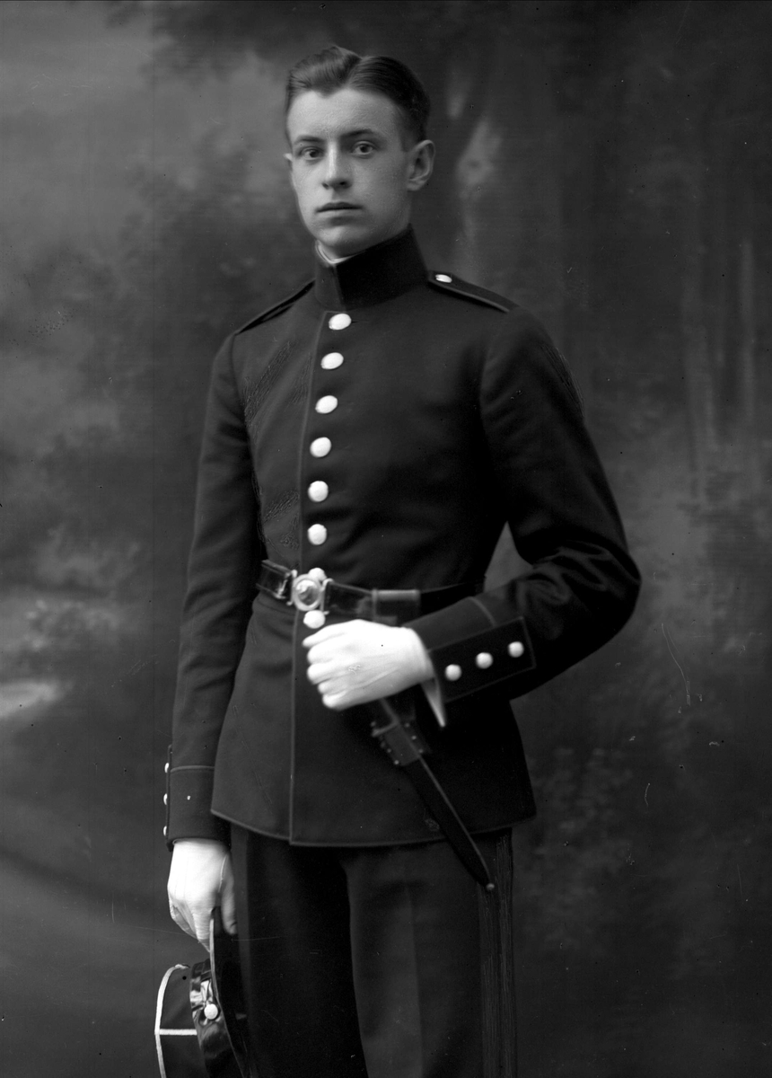 Gustav Borgen, Portrett, mann i kadettuniform.