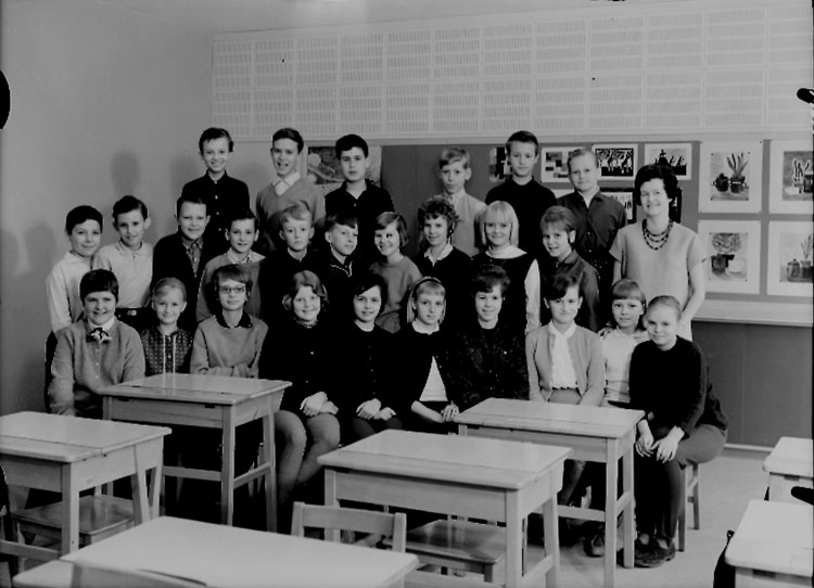 Sven Lindskog, Olaus Petri nya skola, klassrumsinteriör, 26 skolbarn med lärarinna fru Karin Olsson. Klass 6A, sal 6.