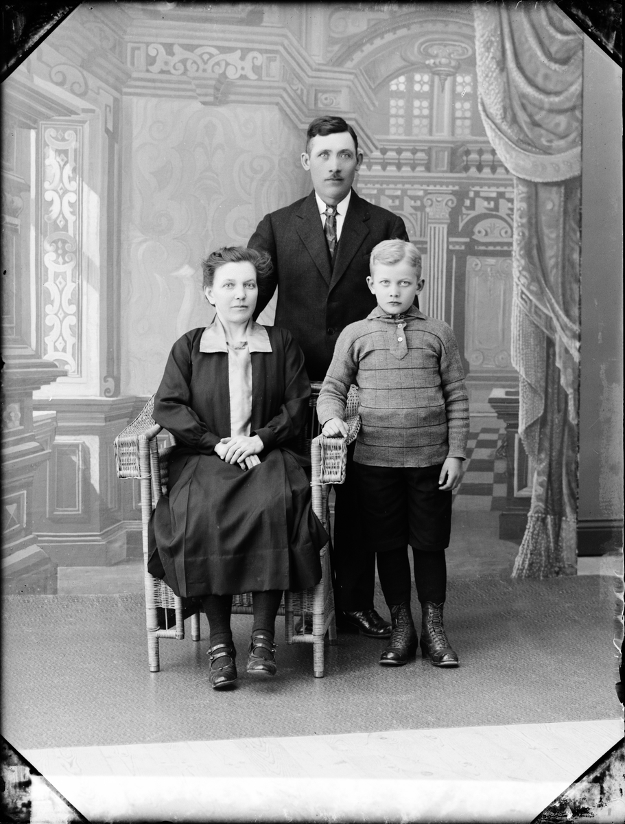 Skötsner-Edhlund, Ateljé portrait - Mattsson family from Harg parish, Uppland