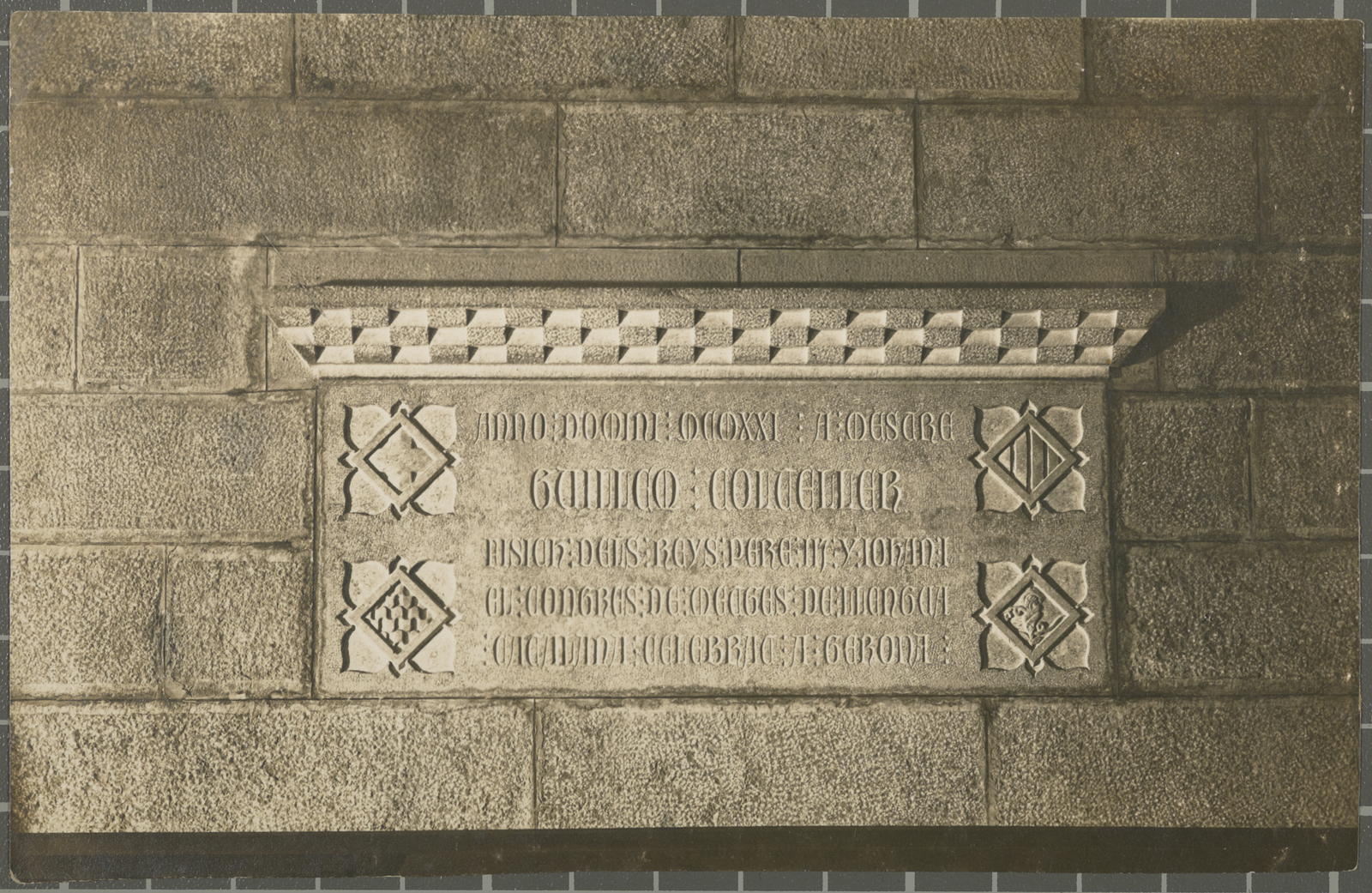 Desconegut, [Làpida al saló de Sessions de l'Ajuntament de Girona]