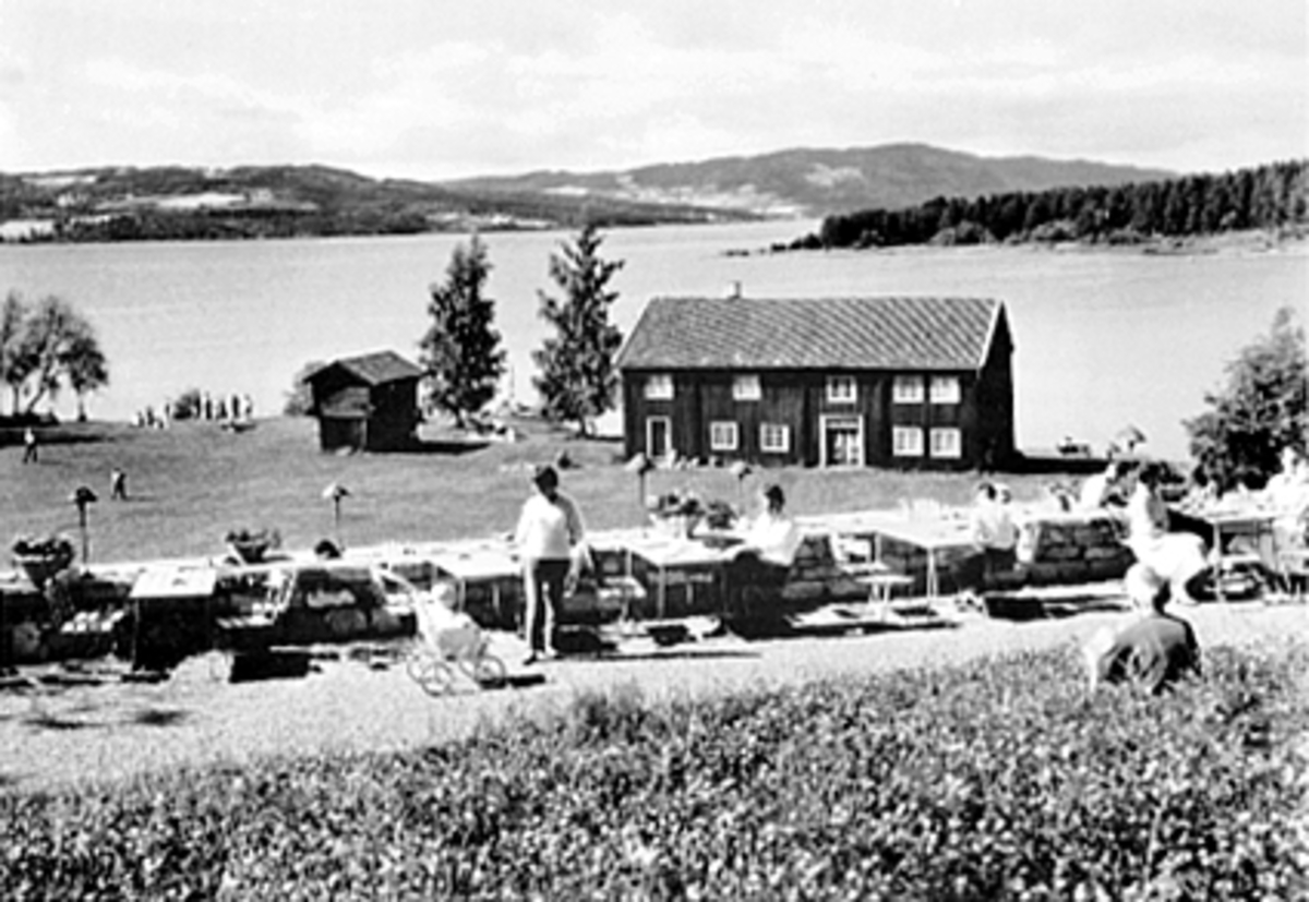 Anno Domkirkeodden, PARTI FRA DOMKIRKEODDEN OG HEDMARKSMUSEET, RØSETSTABBURET OG LØTENBYGNINGEN I BAKGRUNNEN, UTESERVERING, FOLKELIV