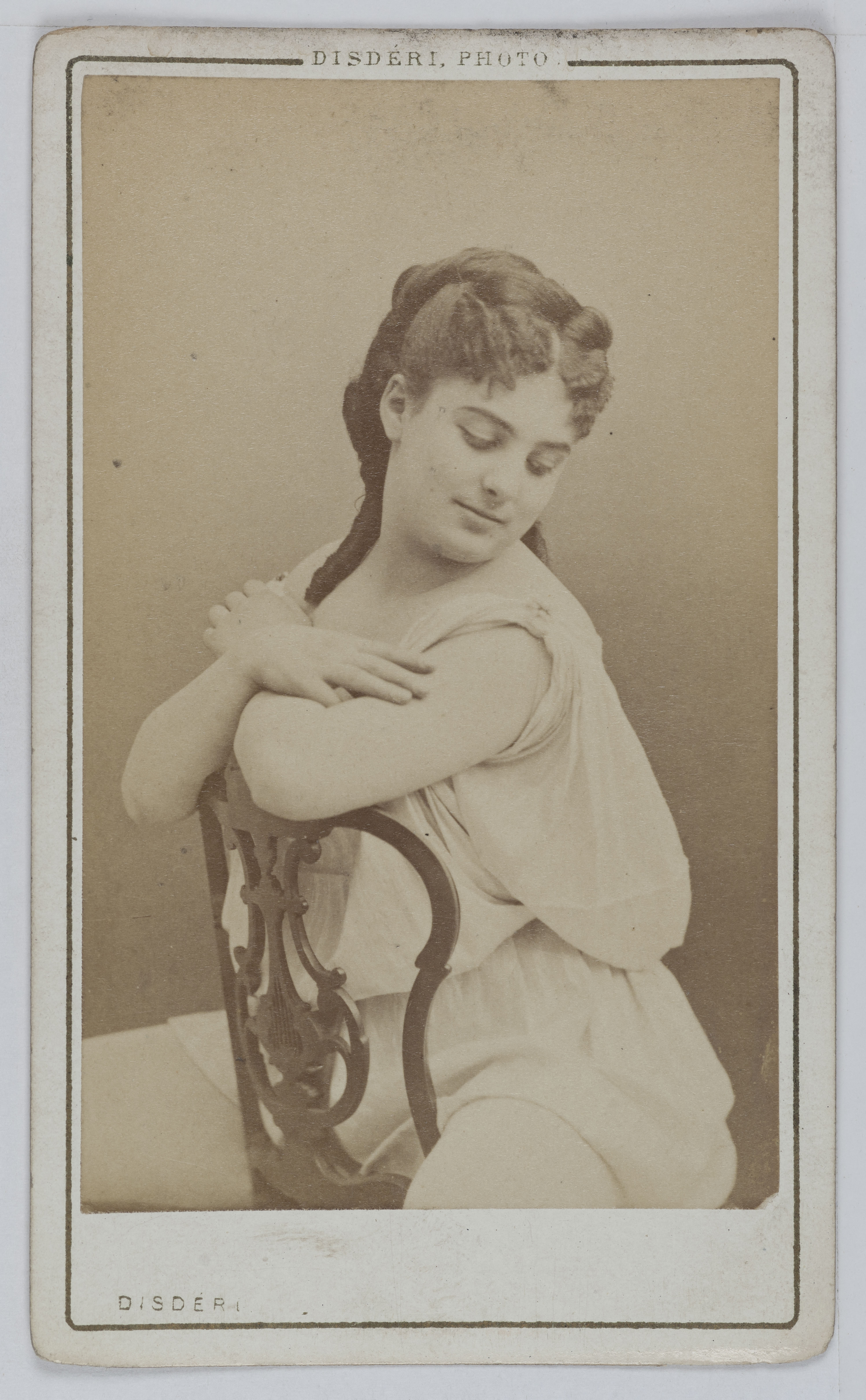 André-Adolphe-Eugène Disdéri, Portrait d'Augustine-Alexandrine Toulet (1849-1931), dite Alice Regnault, actrice de théâtre entre 1869 et 1880.