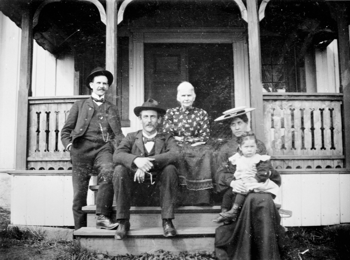 Anno Domkirkeodden, Voksne og barn på trappa på Mo gård, Moelv. Kristoffer Røhne, Nils Røhne, bestemor, Hulda Røhne med Kjersti Røhne på fanget.