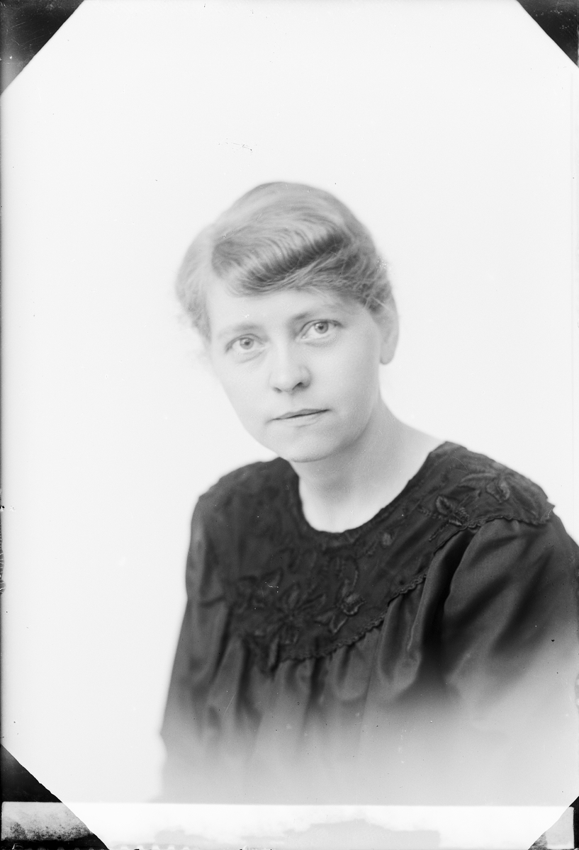 Skötsner-Edhlund, Ateljé Portrait - Elin Sandberg from Östhammar, Uppland 1921